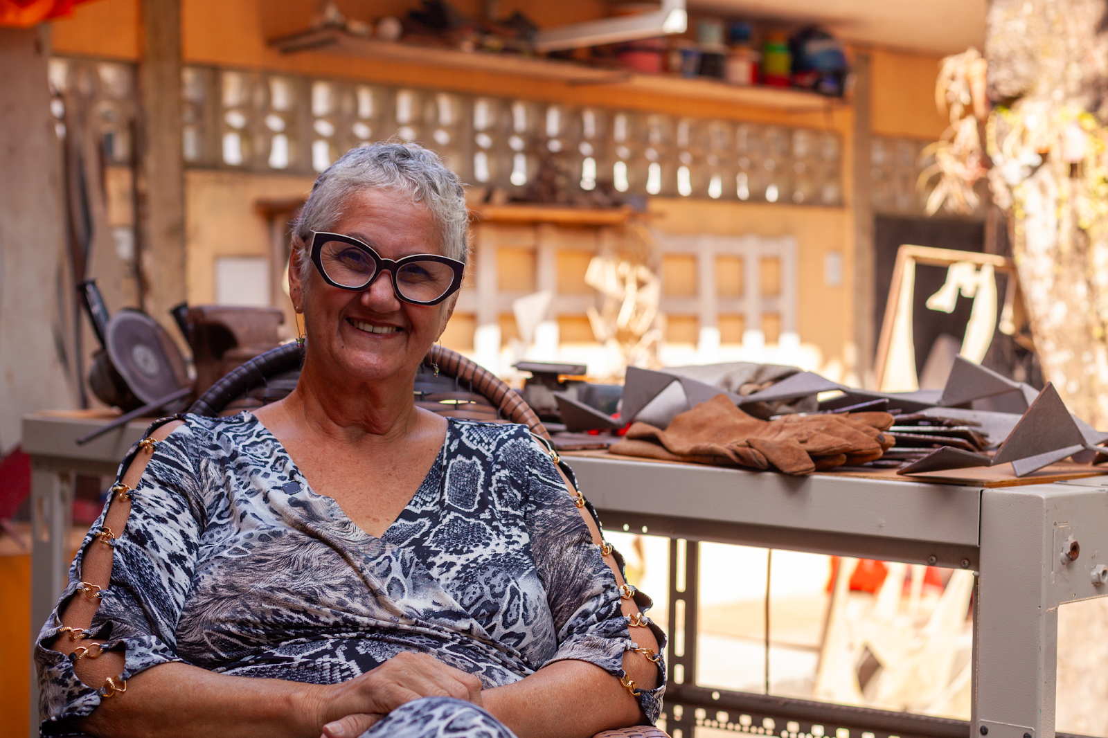 Marta Arruda entre a dureza do metal e a leveza da criação    